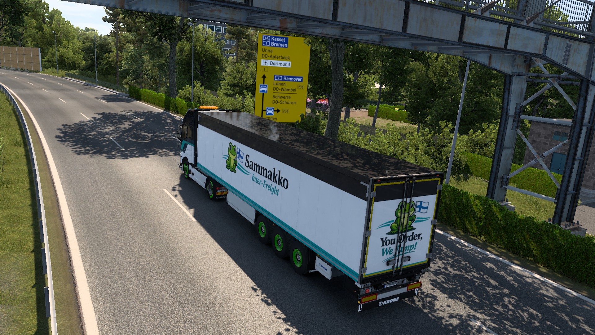 Sammakko truck on a scenic road